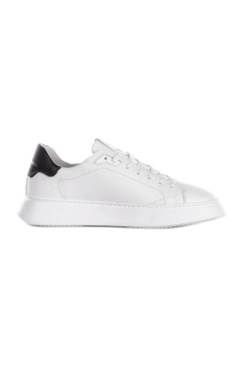 sneakers-blancs-en-cuir-logo-semelle-en-caoutchouc