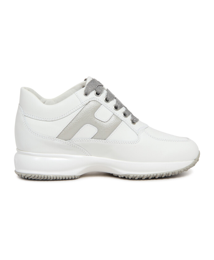 sneakers-blanches-interactives-fabriquees-en-italie