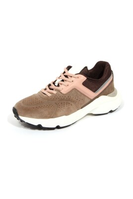 chaussures-grises-en-daim-sportives