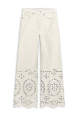 white-jeans-for-stylish-look