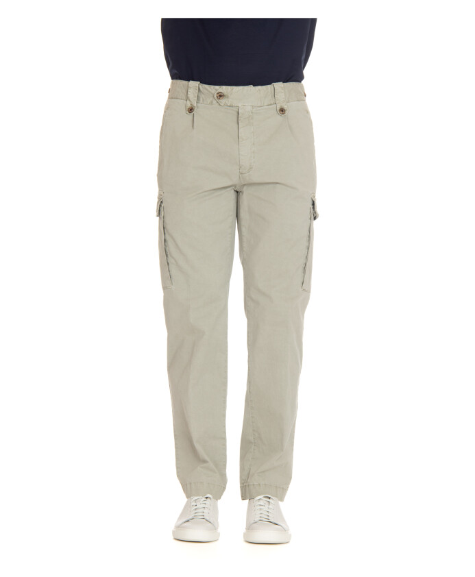 groene-broek-met-knoopdetails