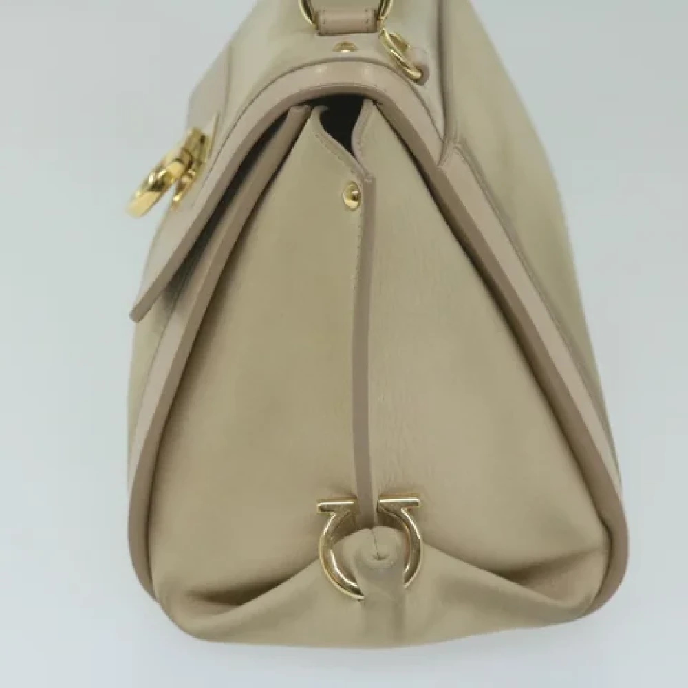 Salvatore Ferragamo Pre-owned Leather shoulder-bags Beige Dames