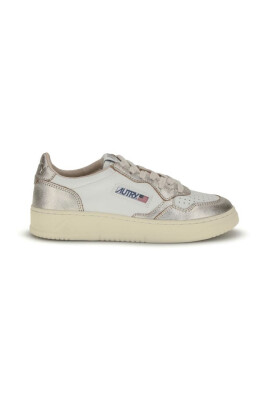sneakers-basses-platine-avec-bout-perfore