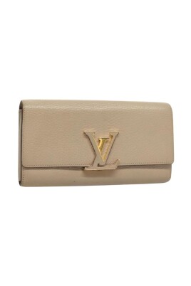 pre-owned-elegant-leather-wallet-with-flap-closure-and-multiple-card-slots