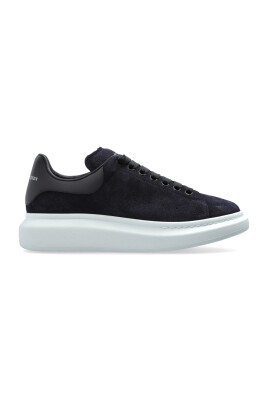sports-shoes-with-logo