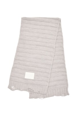 echarpe-grise-a-franges-et-forme-rectangle