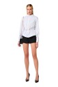 chemise-a-rayures-blanches-avec-broche