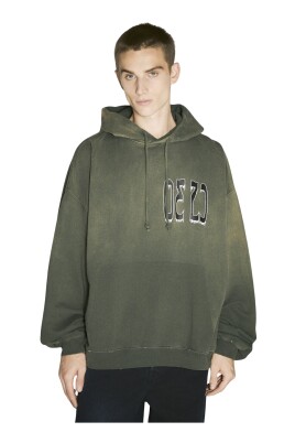 sweat-a-capuche-avec-logo-imprime
