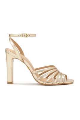 Eleganta guld sandaler med en bekväm klack