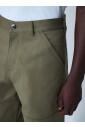 pantalon-en-coton-avec-logo-patch