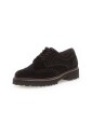 chaussure-a-lacets-avec-dessus-en-daim