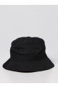 chapeau-seau-noir-accessoire-elegant-polyvalent