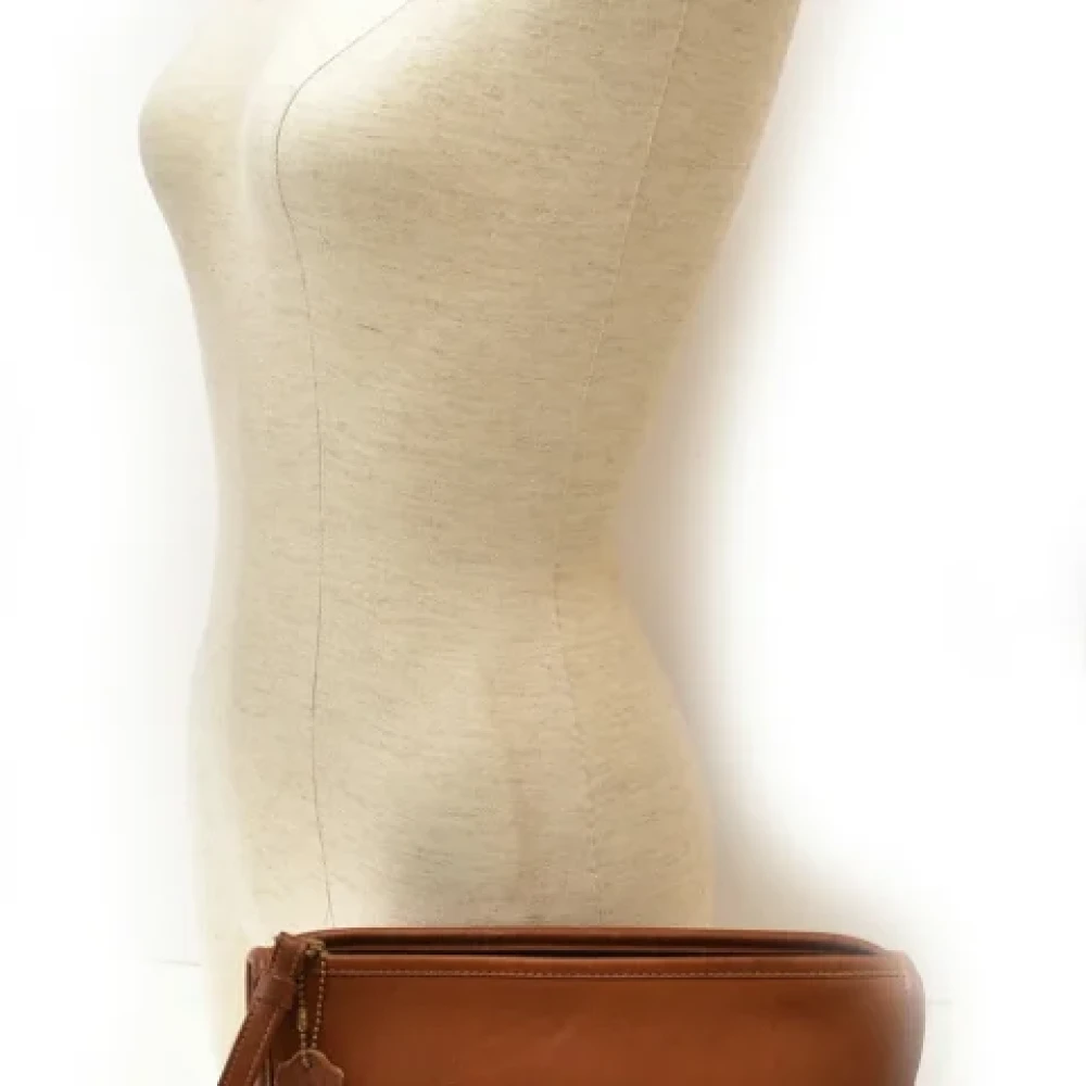 Coach Pre-owned Leather clutches Brown Dames