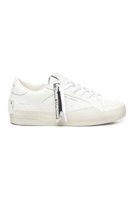 white-leather-sneakers-with-logo-details