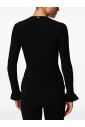 veste-noire-en-tricot-avec-poignets-evases
