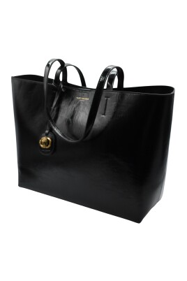 black-handbag-elegant-style
