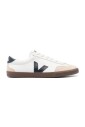 baskets-blanches-en-cuir-avec-details-en-daim