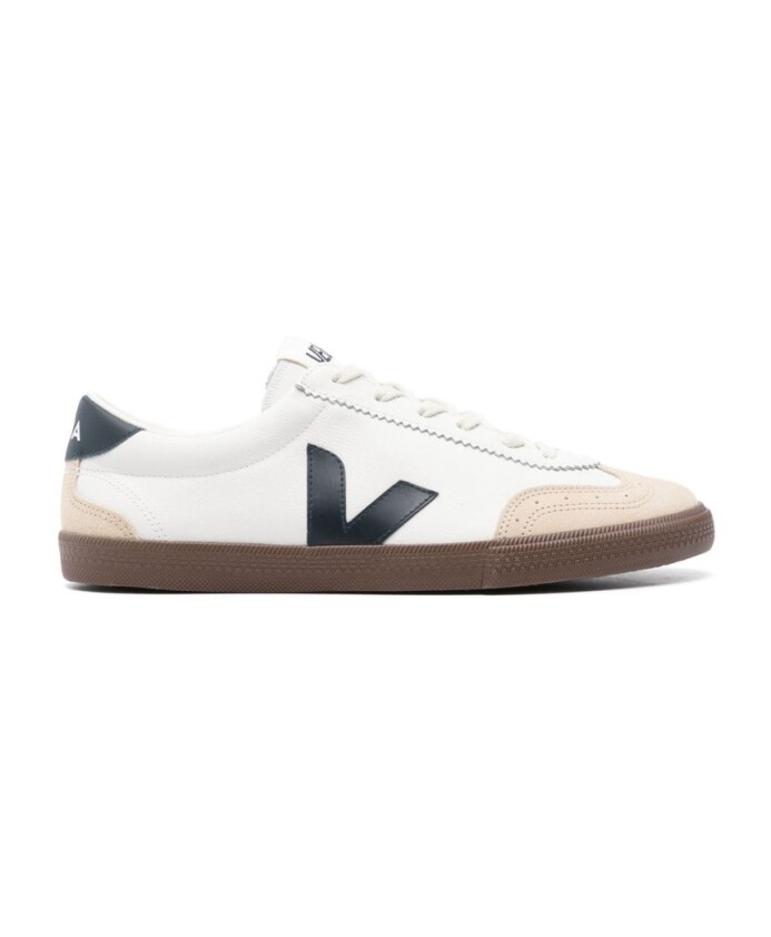 baskets-blanches-en-cuir-avec-details-en-daim