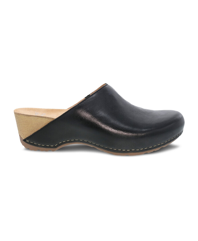zwarte-leren-klomp-met-beige-sleehak