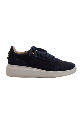 elegante-andbare-sneakers-med-metalliske-detaljer