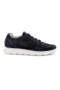 sneakers-bleues-a-semelle-basse-et-motifs-perfores