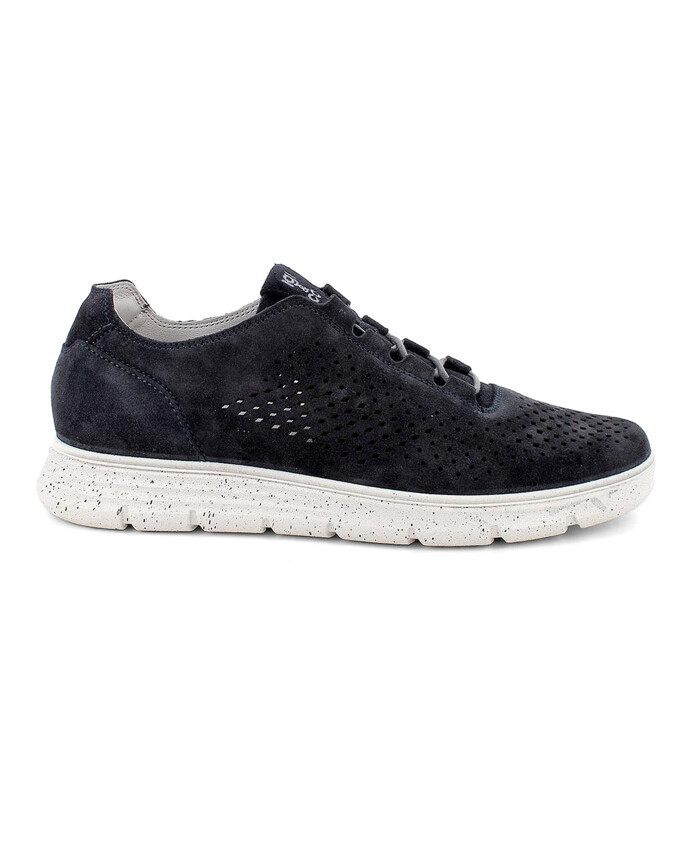 sneakers-bleues-a-semelle-basse-et-motifs-perfores