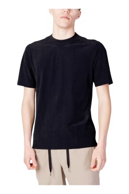 black-short-sleeve-t-shirt