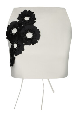 haut-sans-manches-blanc-avec-fleurs