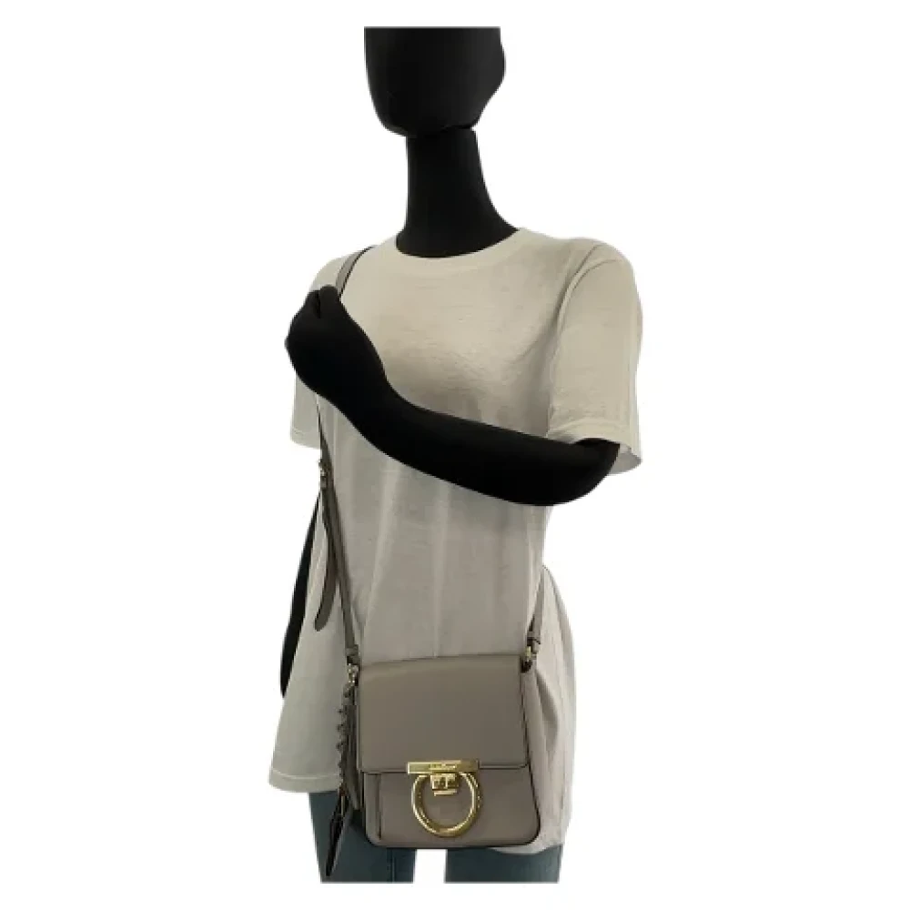 Salvatore Ferragamo Pre-owned Leather shoulder-bags Gray Dames