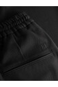 pantalon-noir-a-cordon-de-serrage