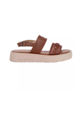 sandales-marron-pour-tenues-estivales