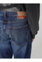 jeans-bleus-coupe-decontractee