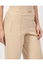 beige-bootcut-broek-met-gouden-applicaties