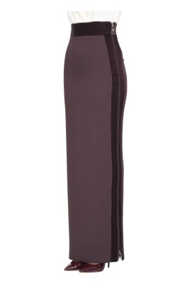 jupe-longue-elegante-bordeaux-avec-details-inspires-du-smoking