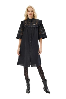 Elegant Svart Klänning med Broderi