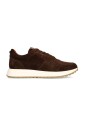 bruine-suede-sneakers-met-witte-zool