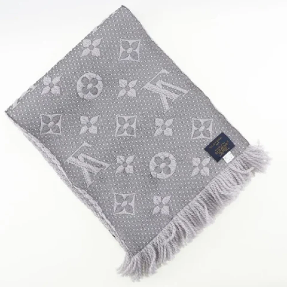 Louis Vuitton Vintage Pre-owned Wool scarves Gray Dames