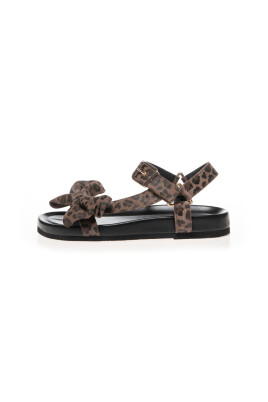leopardmonstrad-sandal-med-bagdetalj