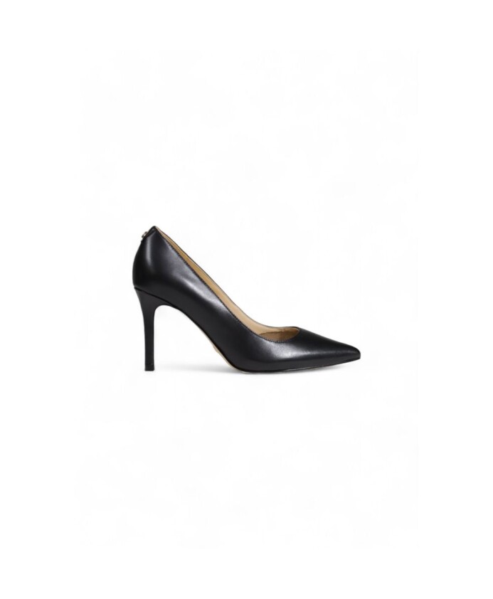 black-leather-pumps