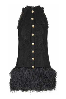robe-fluide-en-dentelles-et-plumes