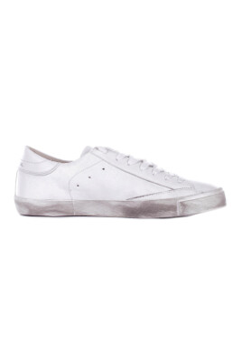 blanches-logo-baskets-en-cuir-semelle-en-caoutchouc