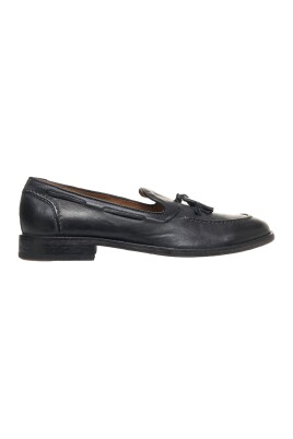 black-leather-loafers-with-fringe-detail