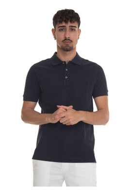 polo-avec-logo-en-tissu-texture