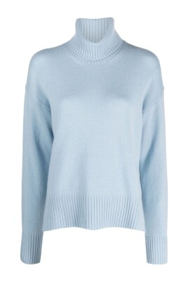 blue-knitted-sweater-elegant-style