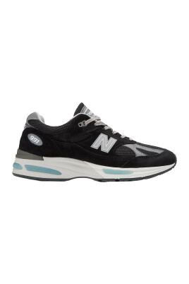 black-sneakers-for-men