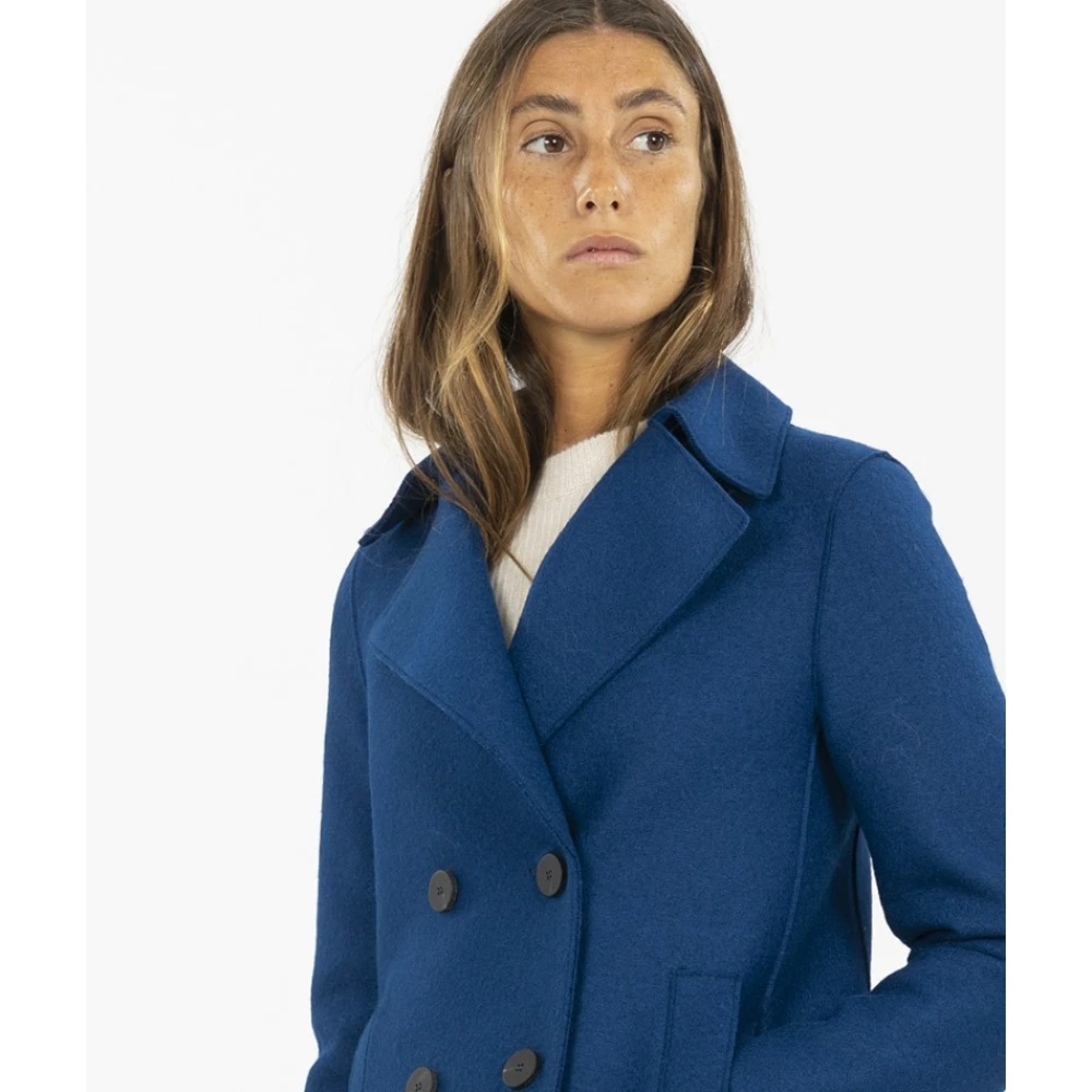 Harris Wharf London Korte Peacoat Jas met Brede Revers Blue Dames