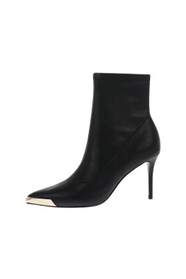 bottines-noires-a-bout-pointu-et-talon-aiguille