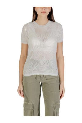 white-short-sleeve-t-shirt