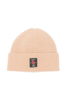 chapeau-beige-a-texture-cotelee-et-patch-logo