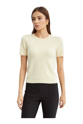 gul-rund-hals-sweater
